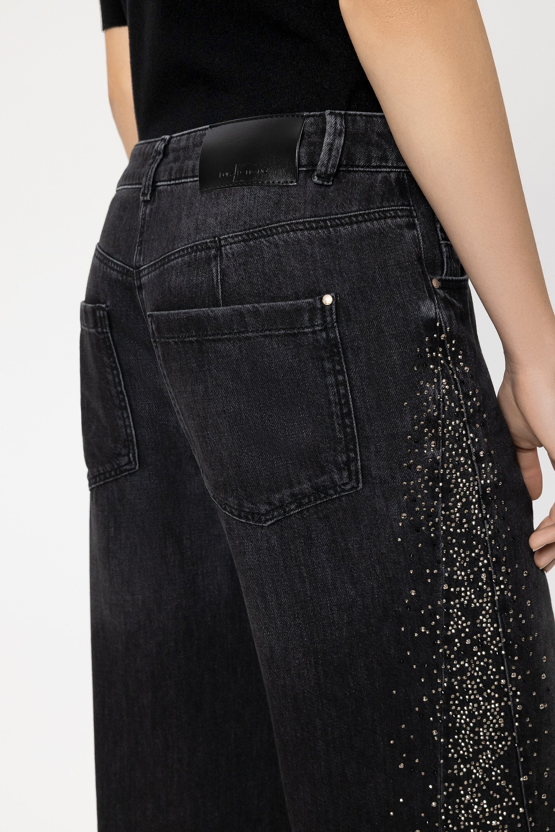 Wideleg-Black-Denim - pure black - mit Hot-Fix | Model Detail