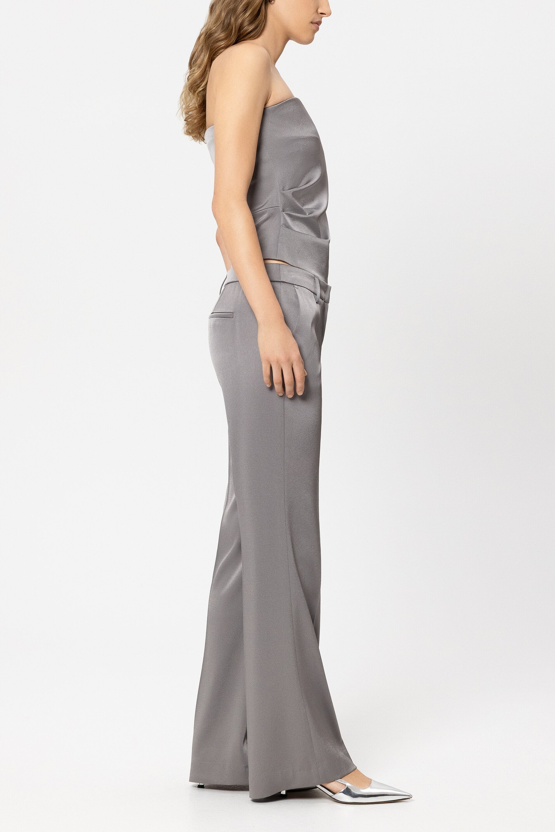 Flared-Pants in Satin-Optik - platin - Standard | Model Seite