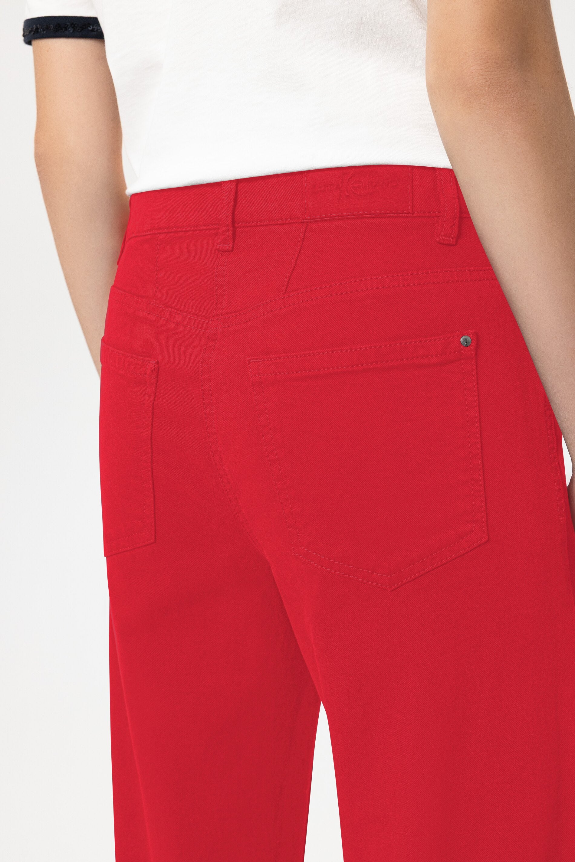 Authentic-Straightleg-Denim - cherry red - Standard | Model Detail