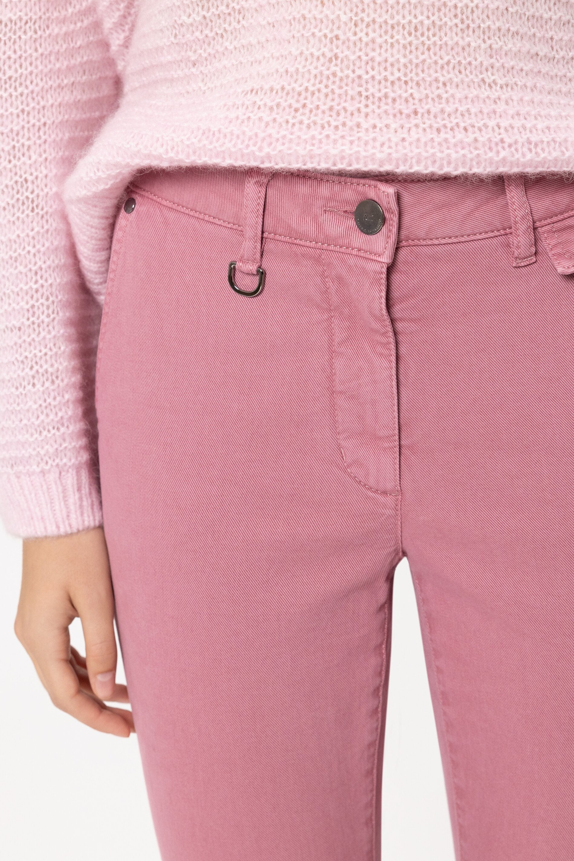 Authentic-Flared-Denim - smoky rose - Standard | Model Detail