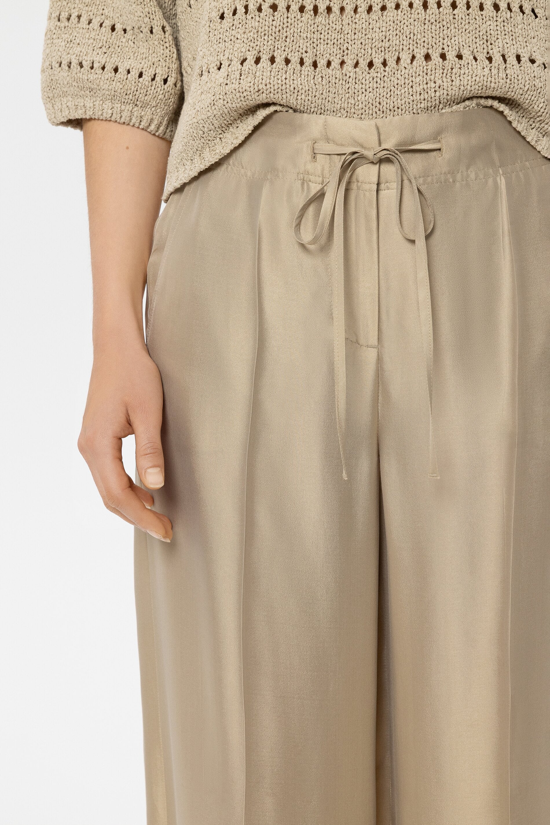 Wideleg-Pants aus Seiden-Mix - sand - Standard | Model Detail