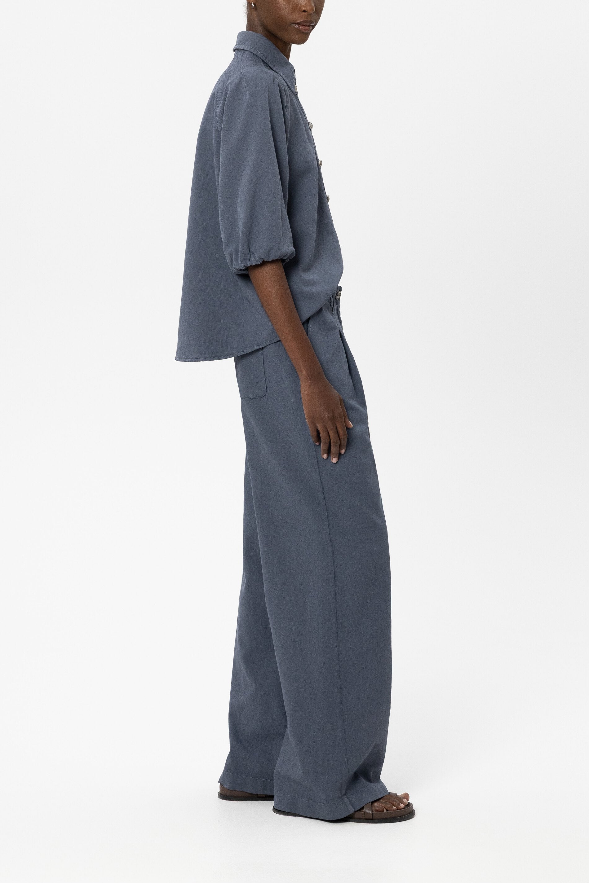 Wideleg-Chino aus Leinen-Mix - tinted blue - Standard | Model Seite