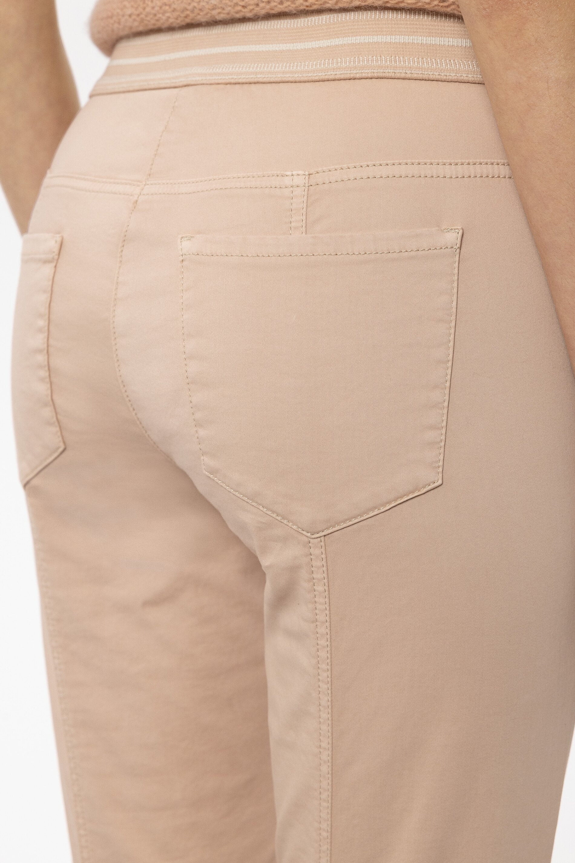 High-Stretch-Colour-Denim - cappuccino - Standard | Model Detail