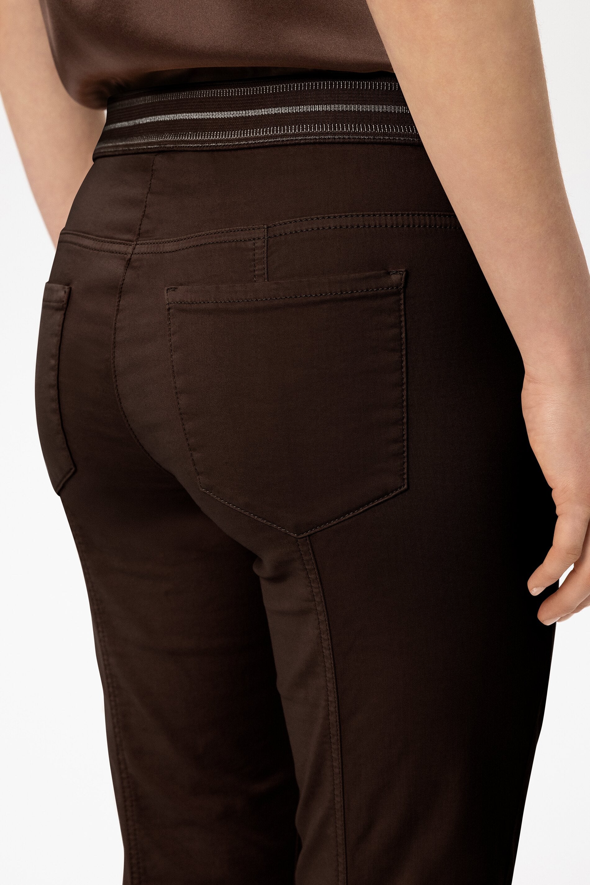 High-Stretch-Colour-Denim - marone - Standard | Model Detail