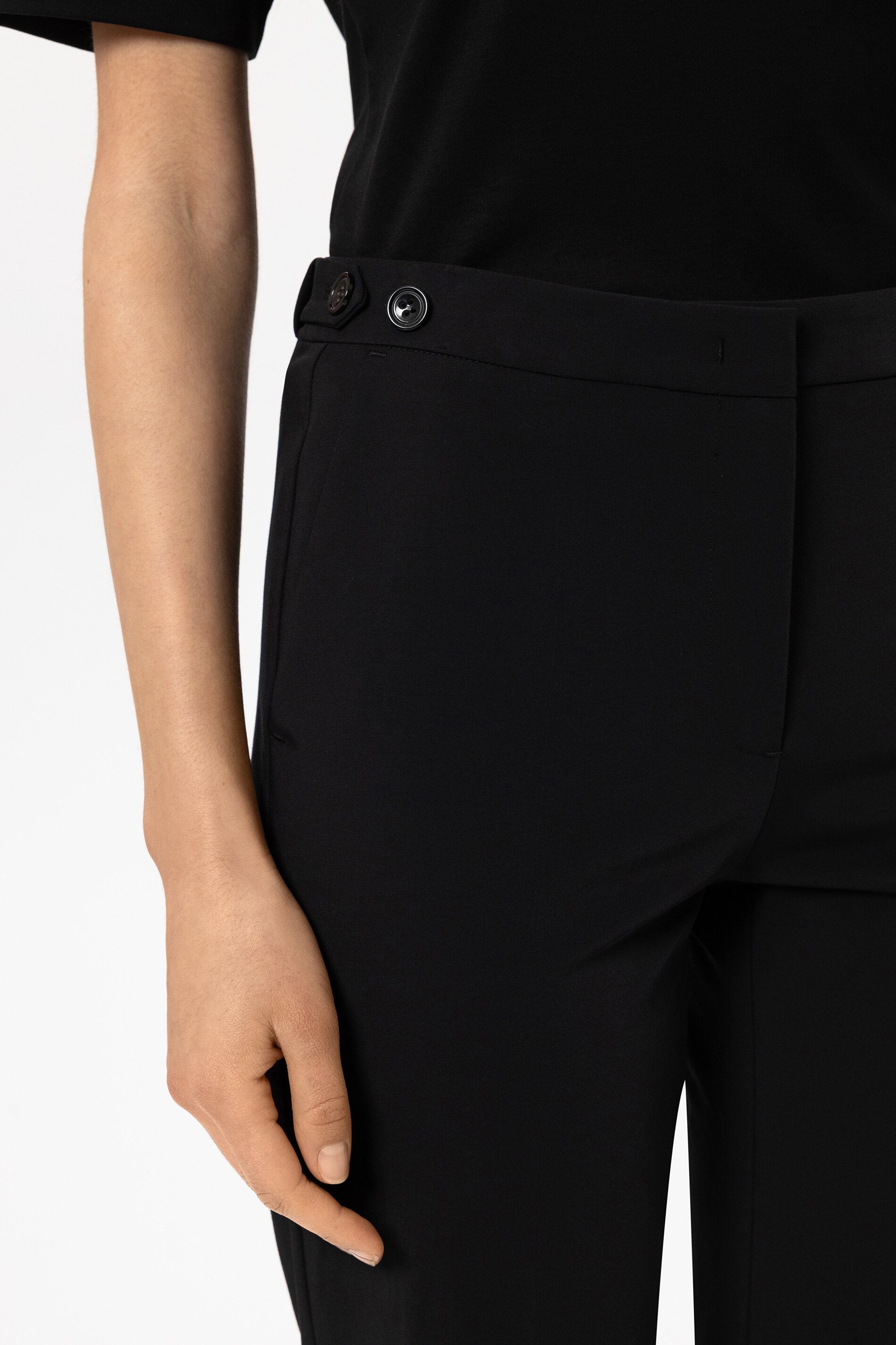 Stretch-Pants mit Bunddetails - black - Standard | Model Detail