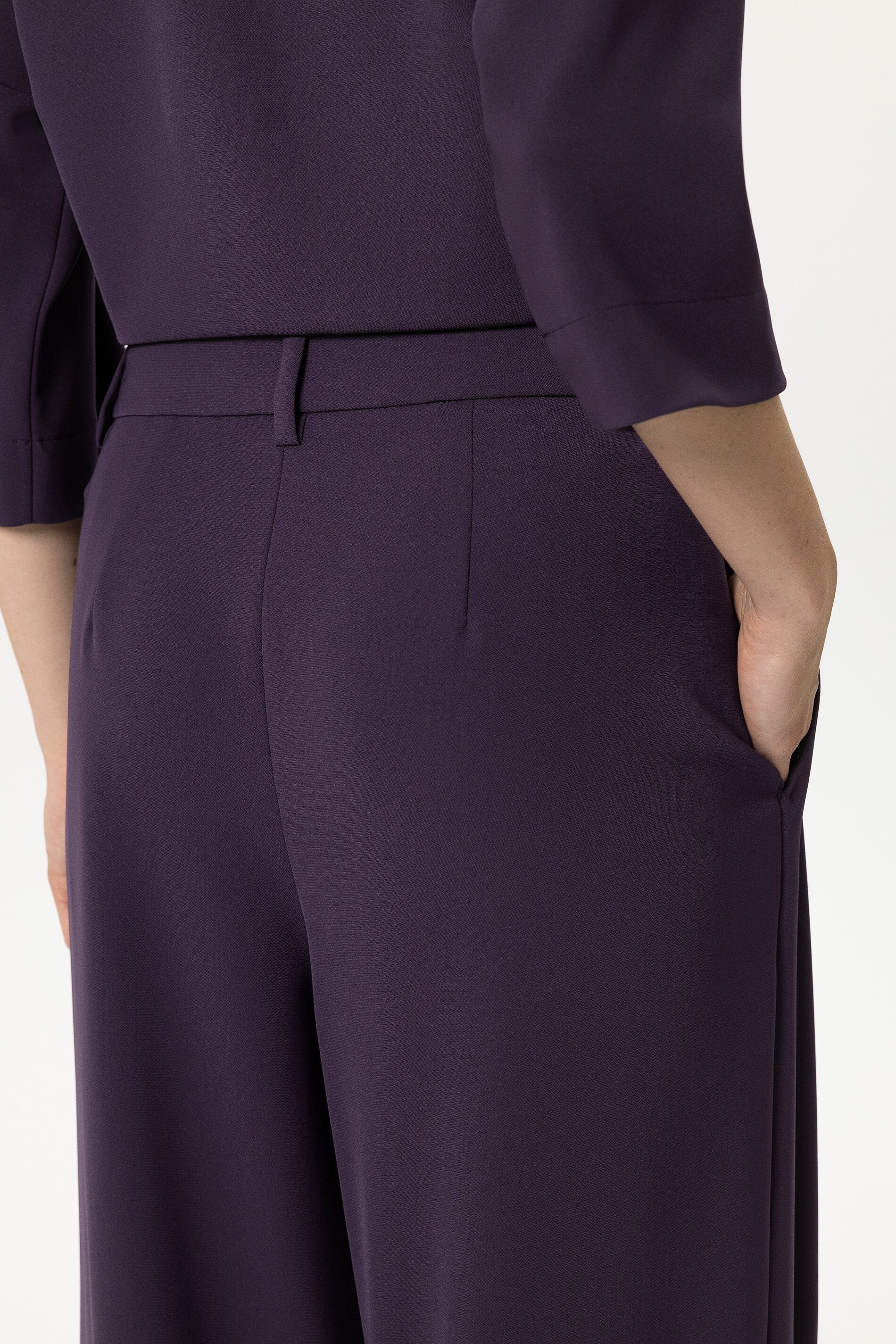 Wideleg-Pants mit Bundfalten - plum - Standard | Model Detail