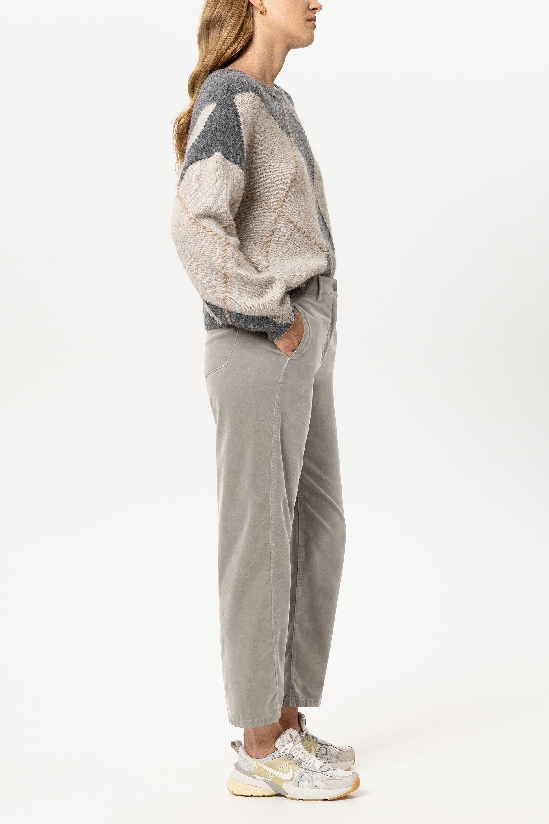Barrelleg-Velvet-Pants - pearl - Standard | Model Seite
