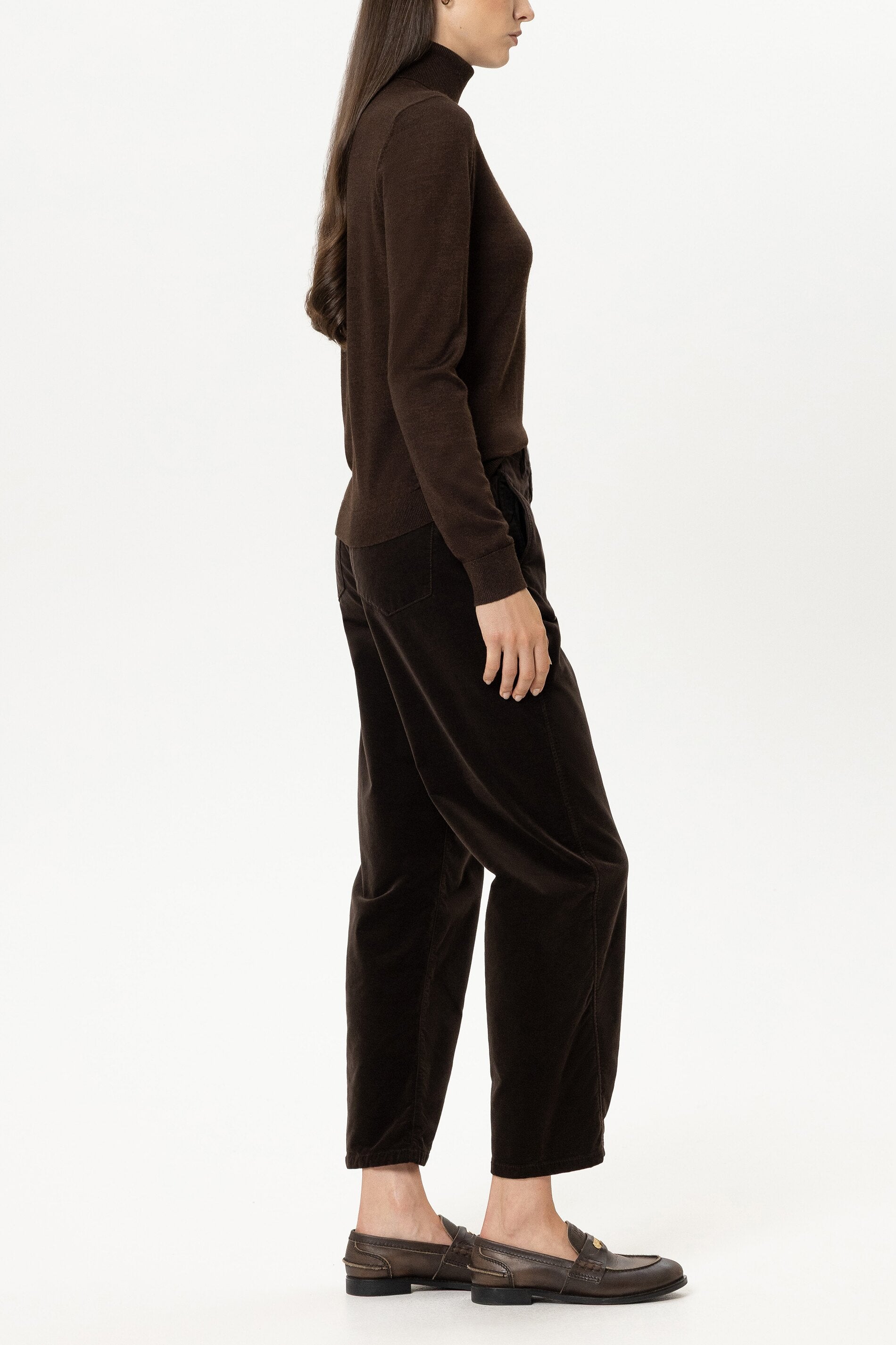 Barrelleg-Velvet-Pants - truffle - Standard | Model Seite