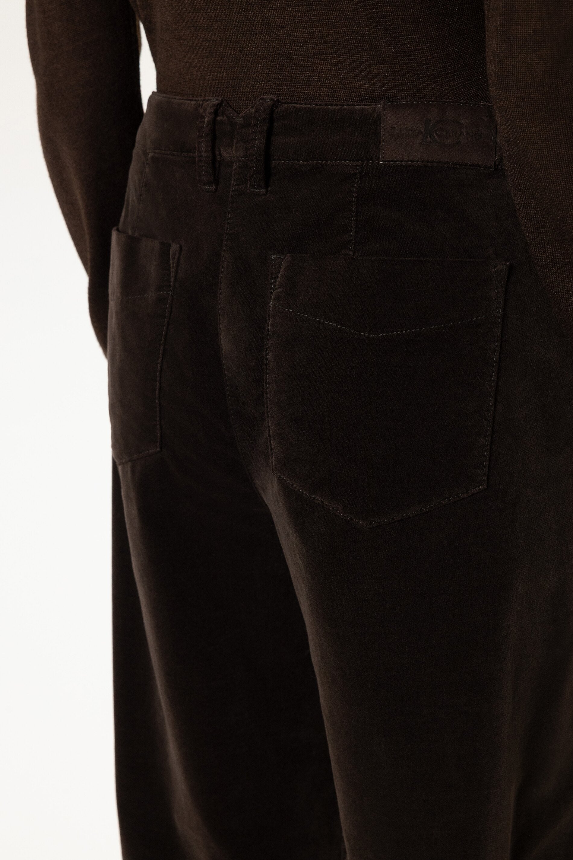 Barrelleg-Velvet-Pants - truffle - Standard | Model Detail