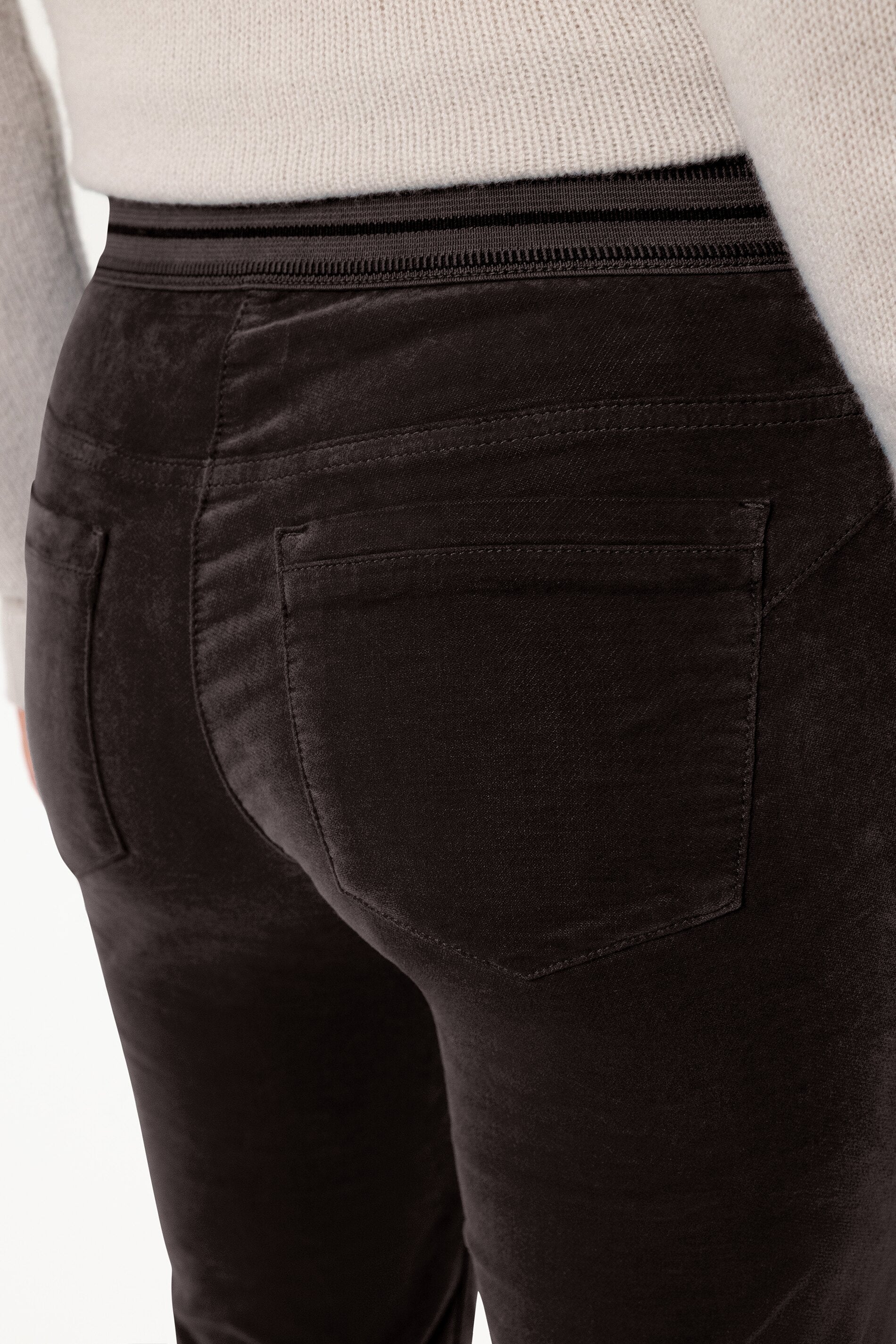 Skinny-Velvet-Pants - truffle - Standard | Model Detail