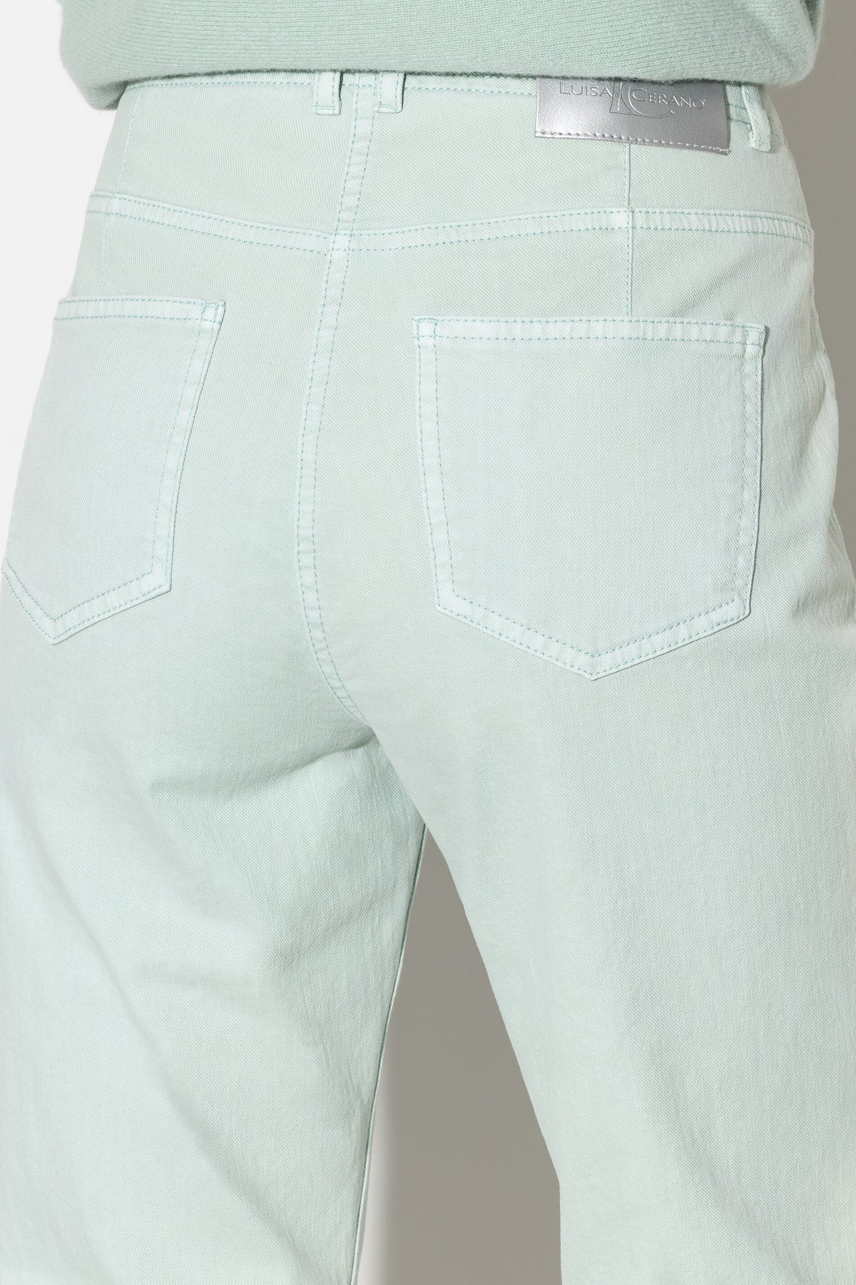 Authentic-Straightleg-Denim - mint - Standard | Model Detail