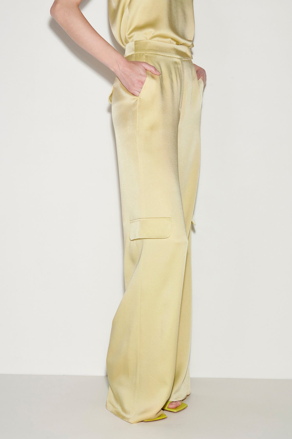 Satin-Wideleg-Pants - pale citron - Standard | Model Seite