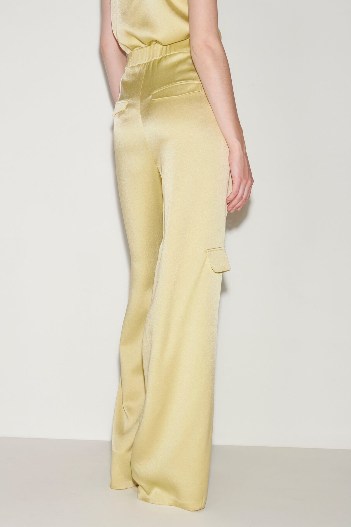 Satin-Wideleg-Pants - pale citron - Standard | Model Rück