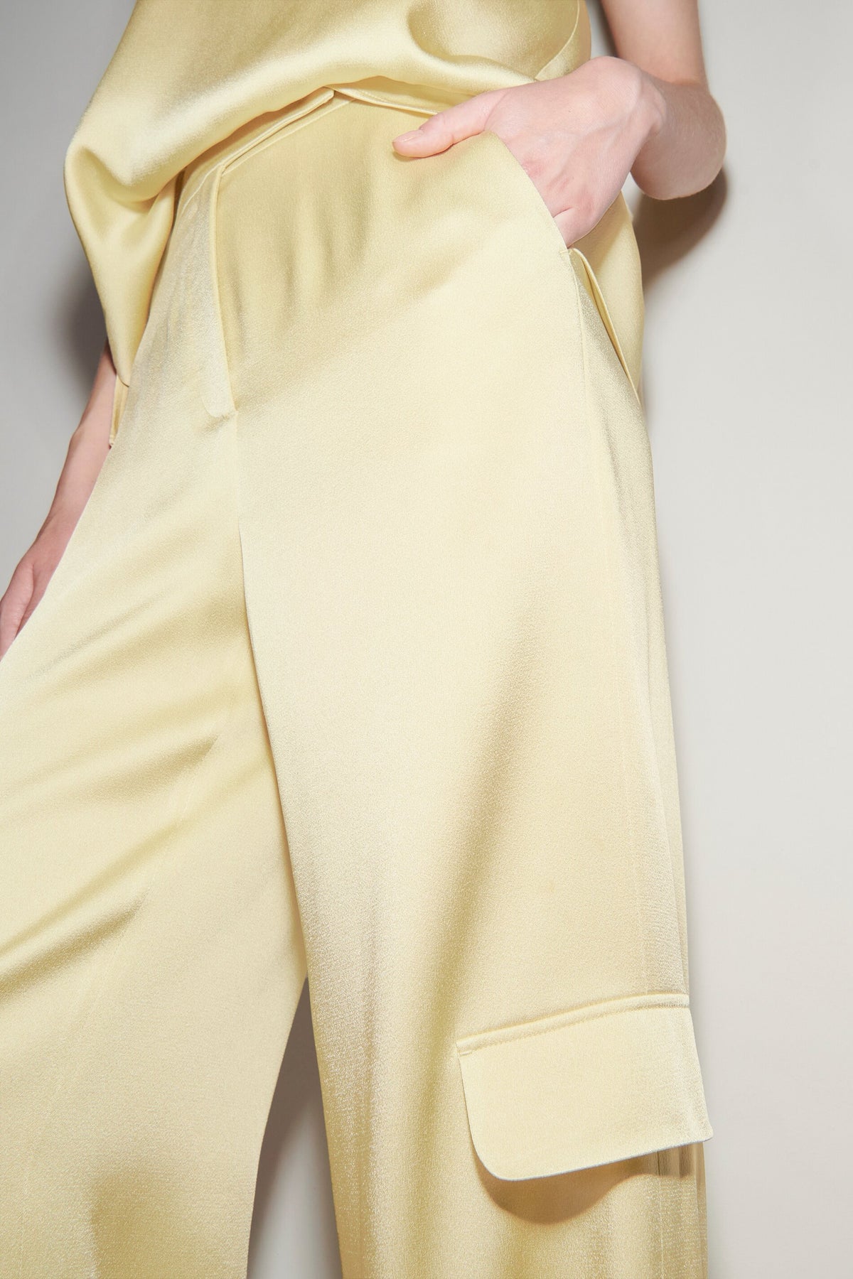 Satin-Wideleg-Pants - pale citron - Standard | Model Detail