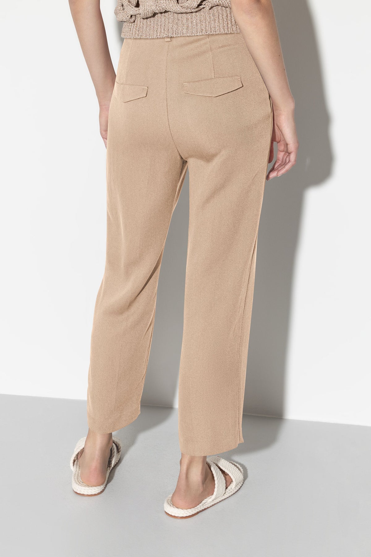 Gabardine-Tapered-Pants - cashew - Standard | Model Rück