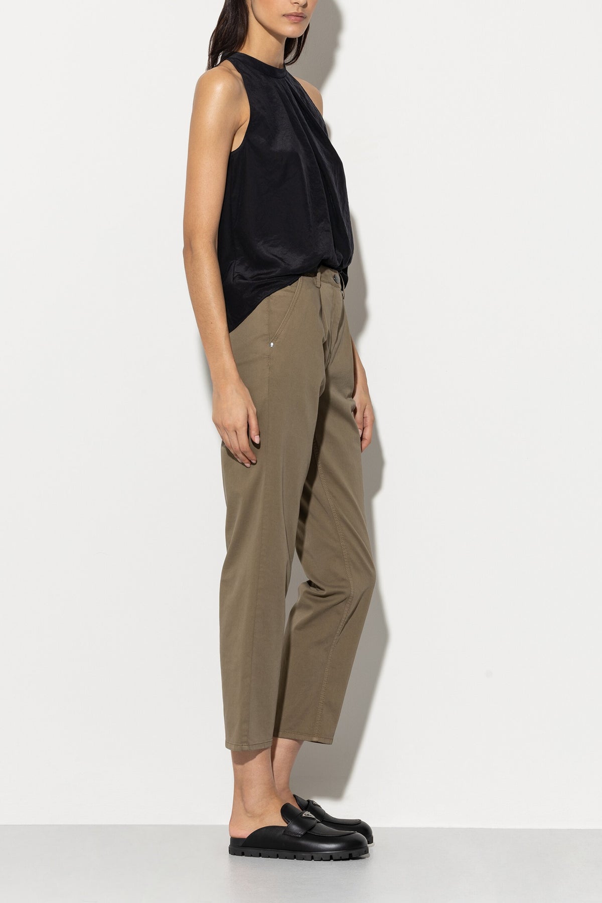 High-Stretch-Chino-Denim - tobacco - Standard | Model Seite