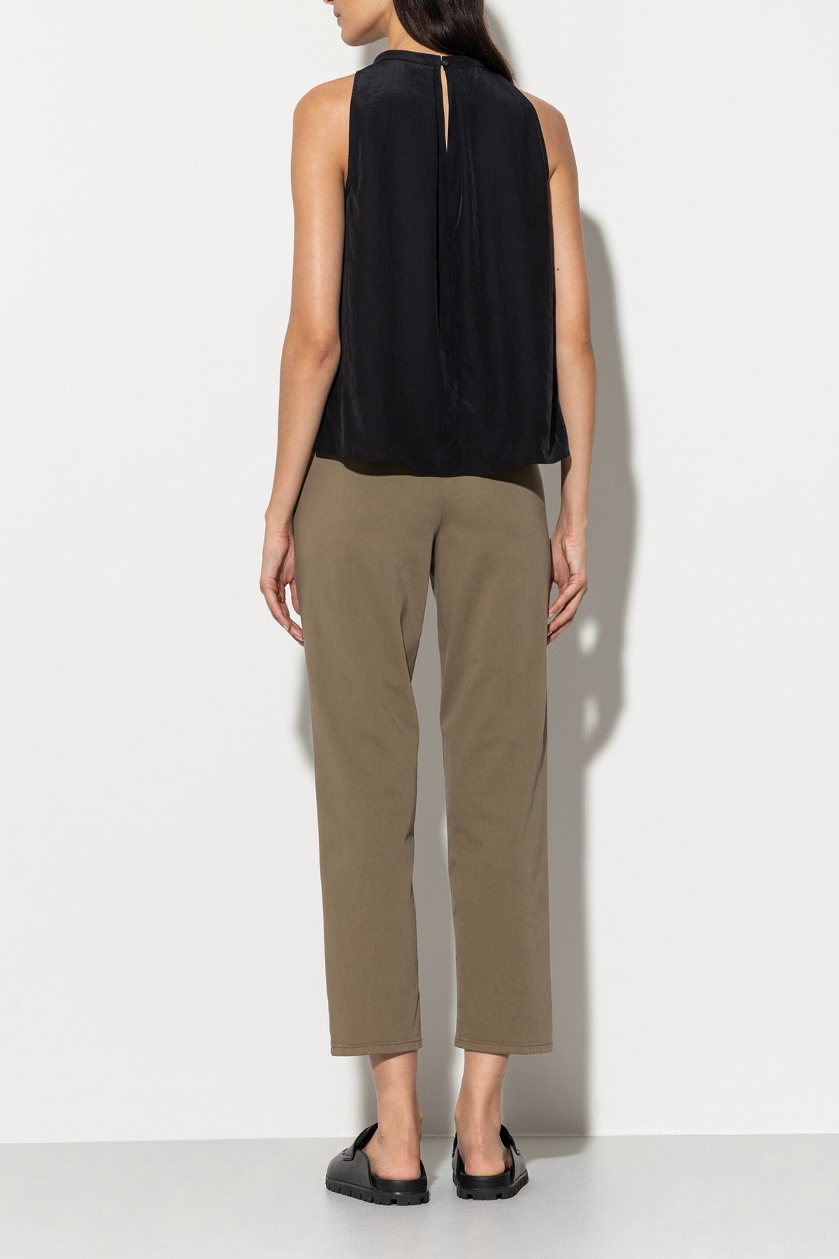 High-Stretch-Chino-Denim - tobacco - Standard | Model Rück