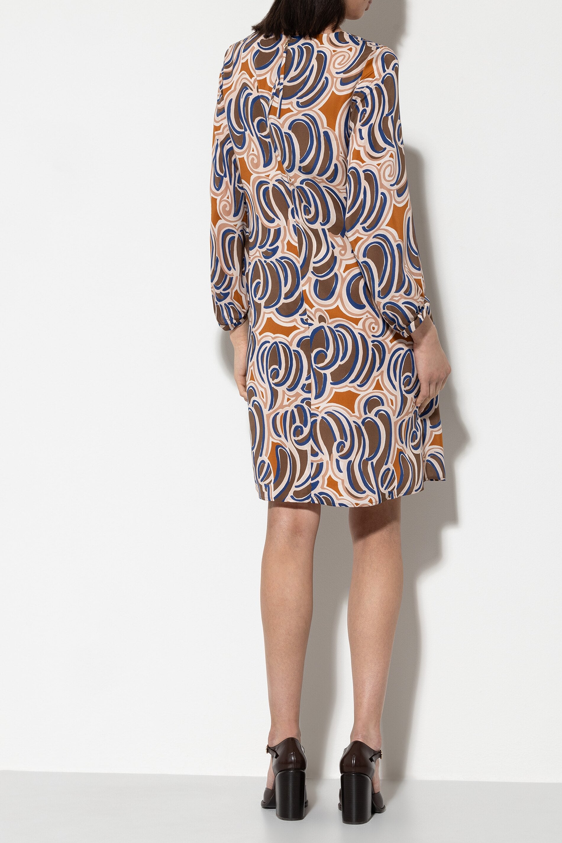 Seidenkleid mit Graphic-Print - multi - Standard | Model Rück