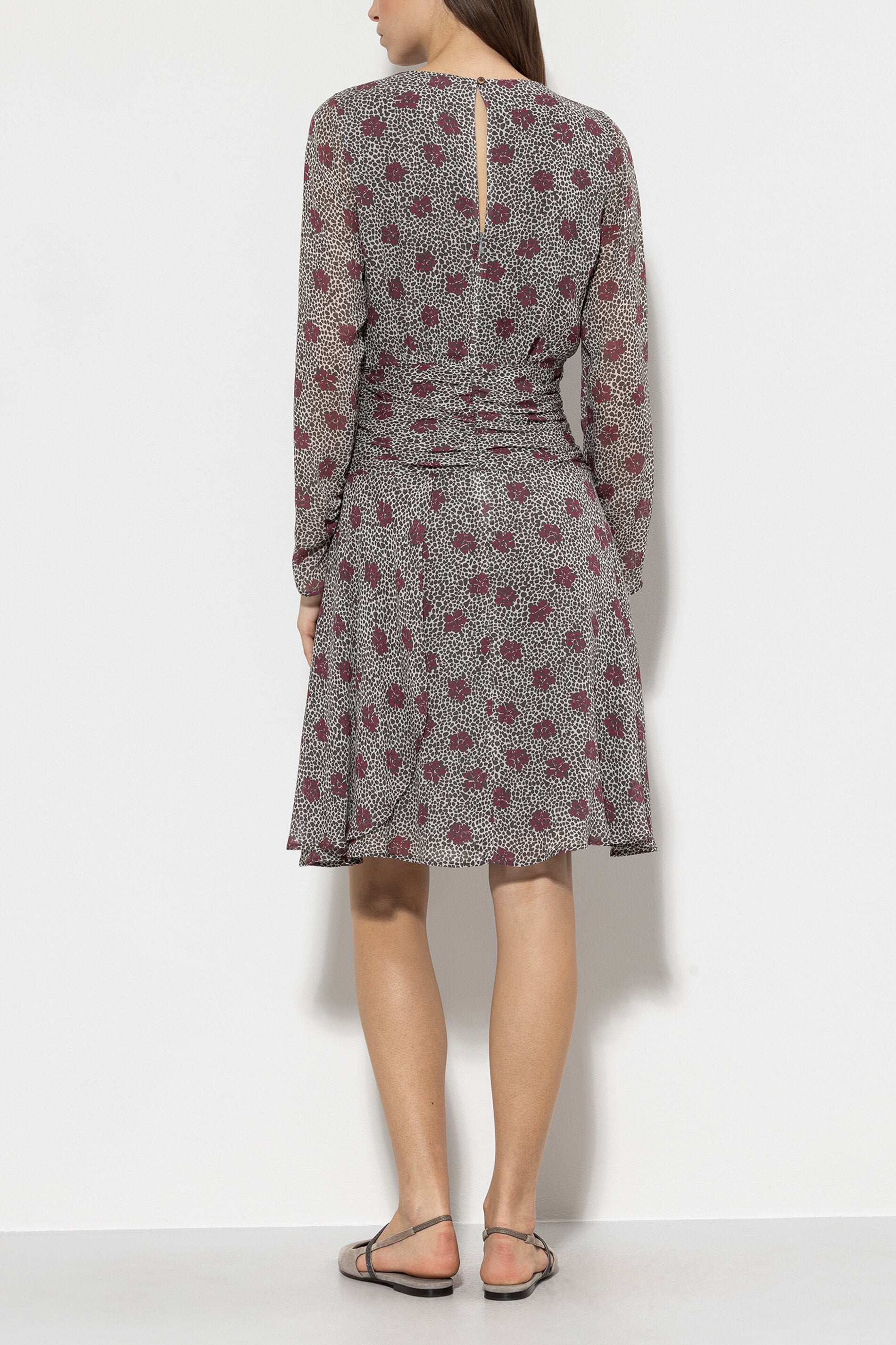 Kleid mit Millefleurs-Print - multi - Standard | Model Rück