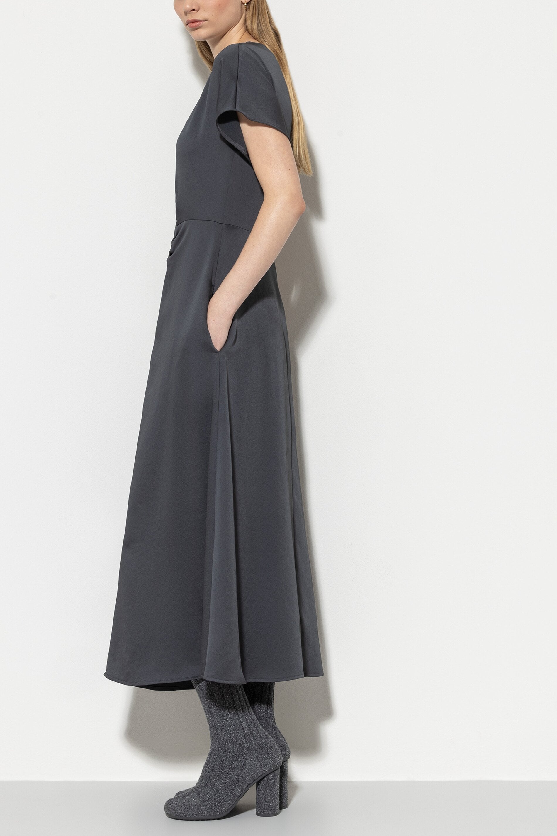 Maxikleid mit Faltendetails - asphalt - Standard | Model Seite
