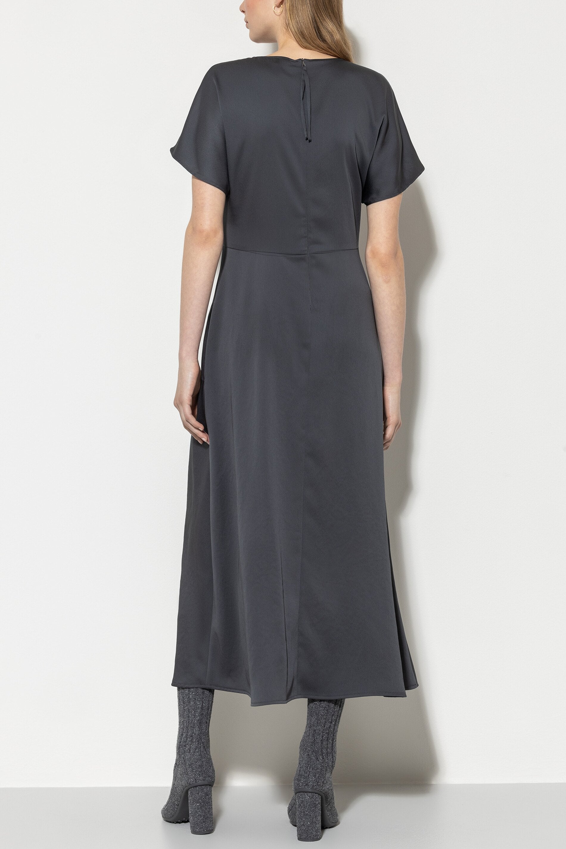 Maxikleid mit Faltendetails - asphalt - Standard | Model Rück