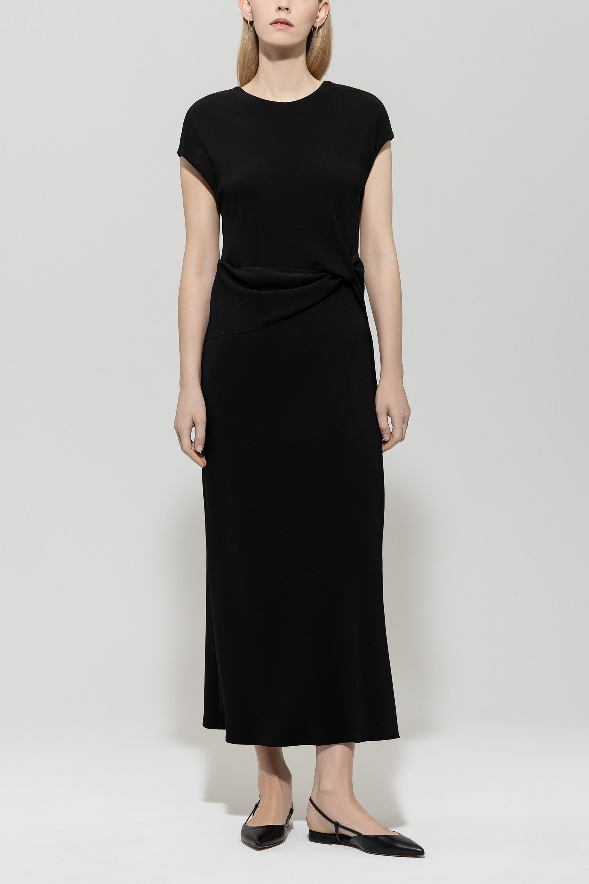 Kleid mit Drapédetail - deep black - Standard | Model Front