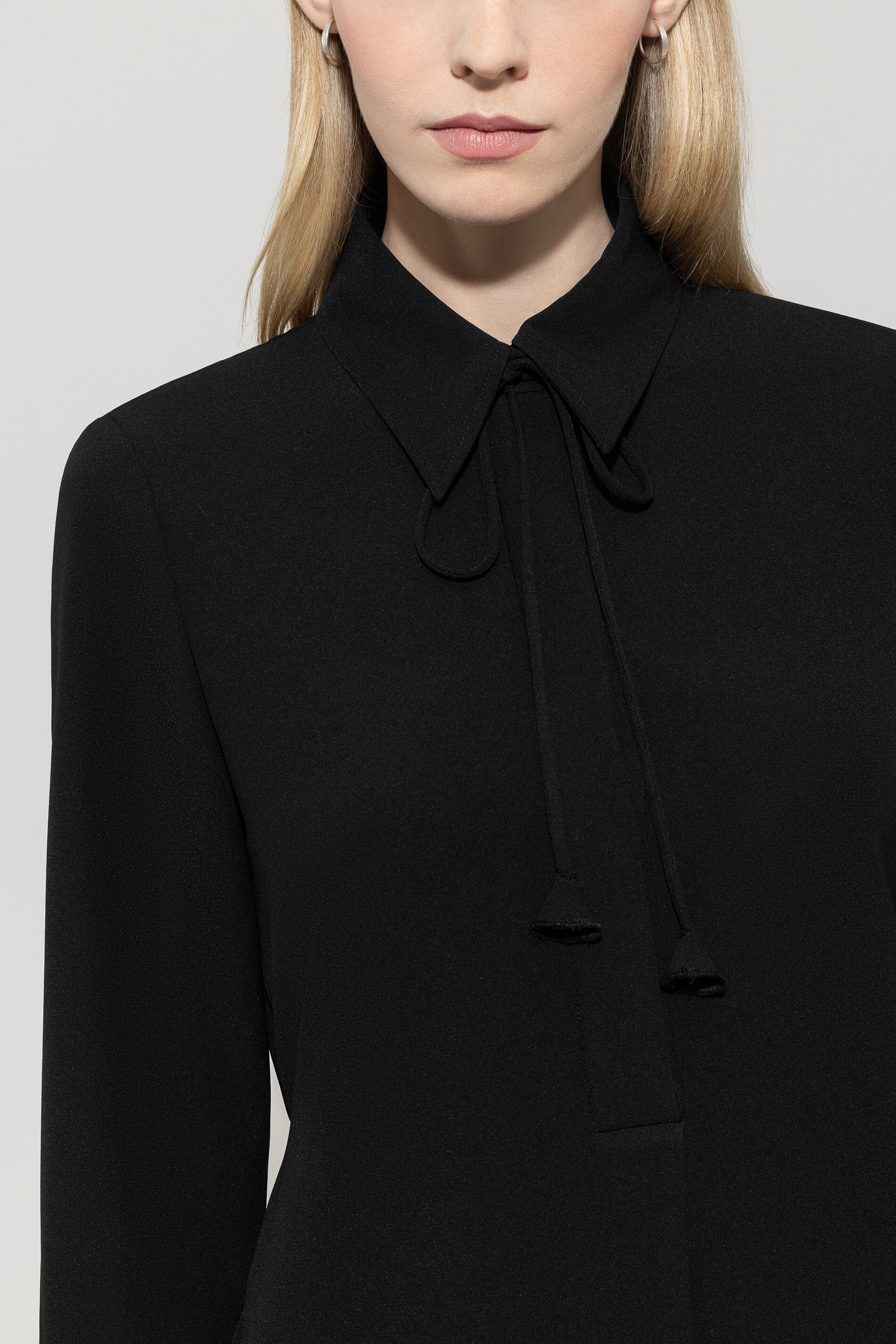 Hemdkleid mit Bindeband-Detail - deep black - Standard | Model Detail