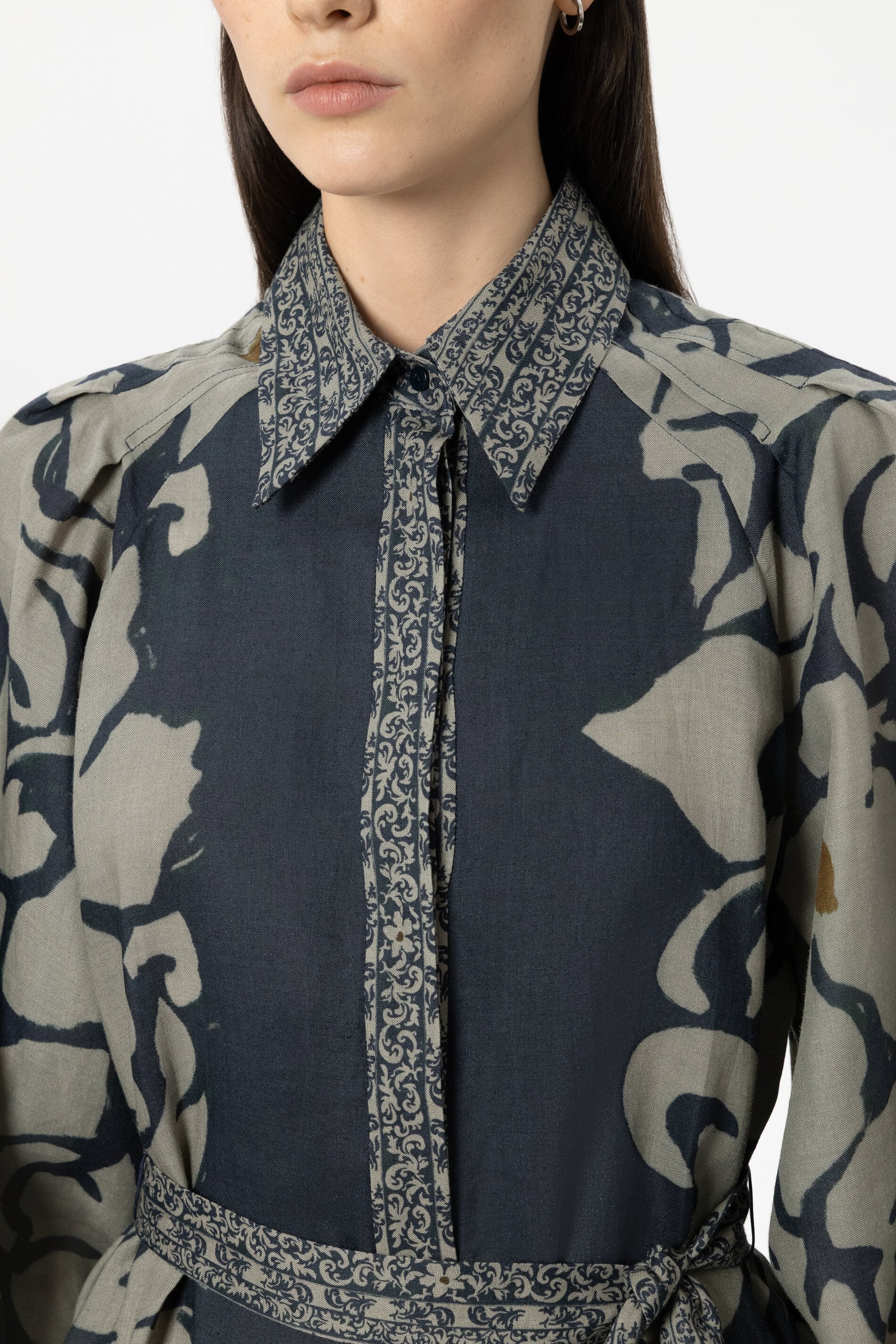 Ramie-Kleid mit Flower-Print - tinted blue / multi - Standard | Model Detail