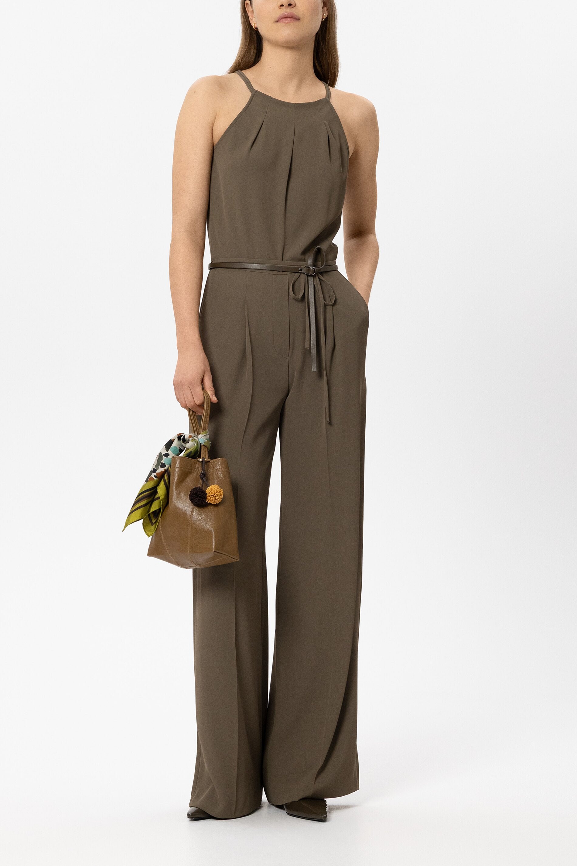 Jumpsuit mit Bindebanddetails - muskat - Standard | Model Front
