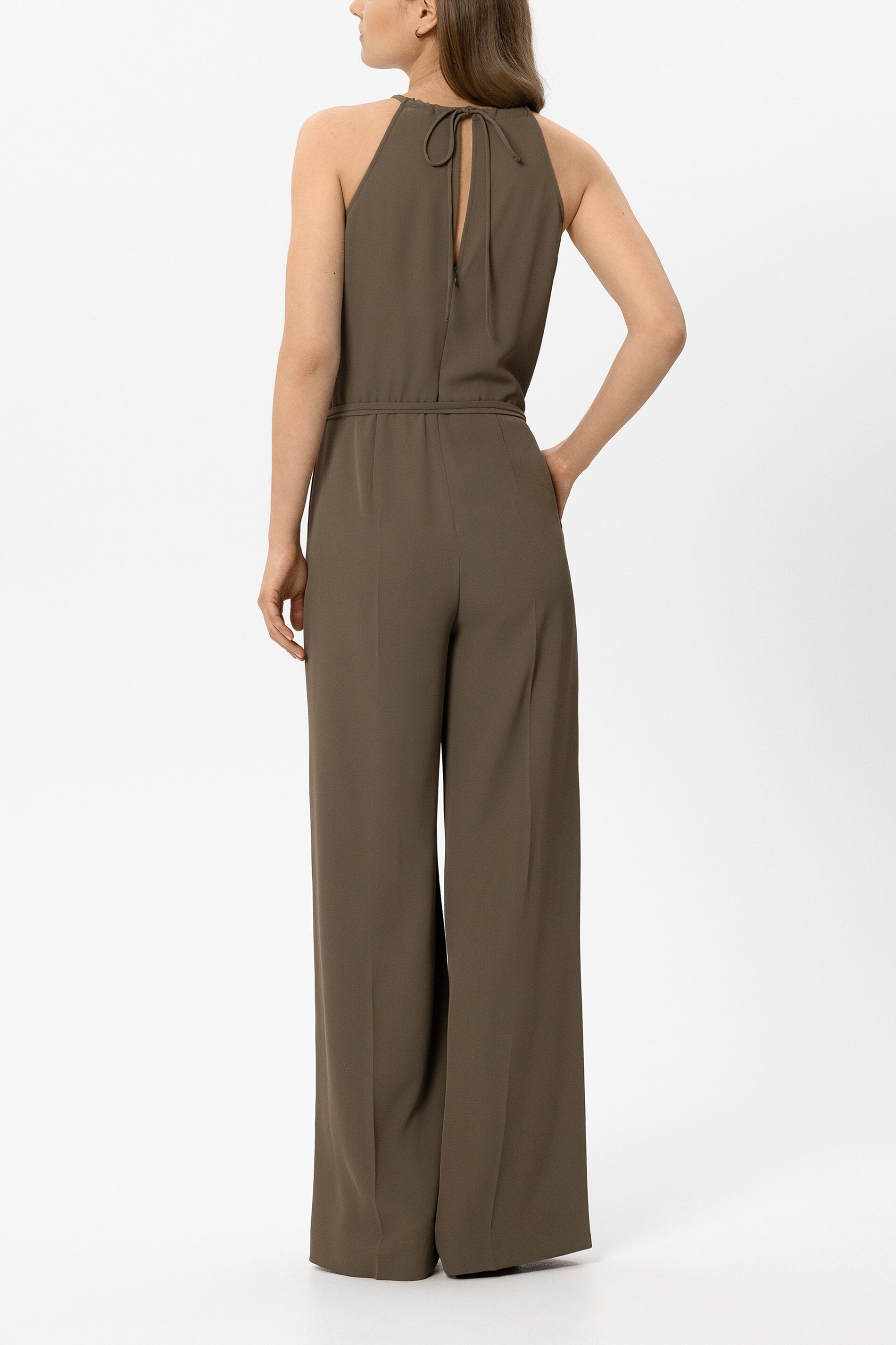 Jumpsuit mit Bindebanddetails - muskat - Standard | Model Rück