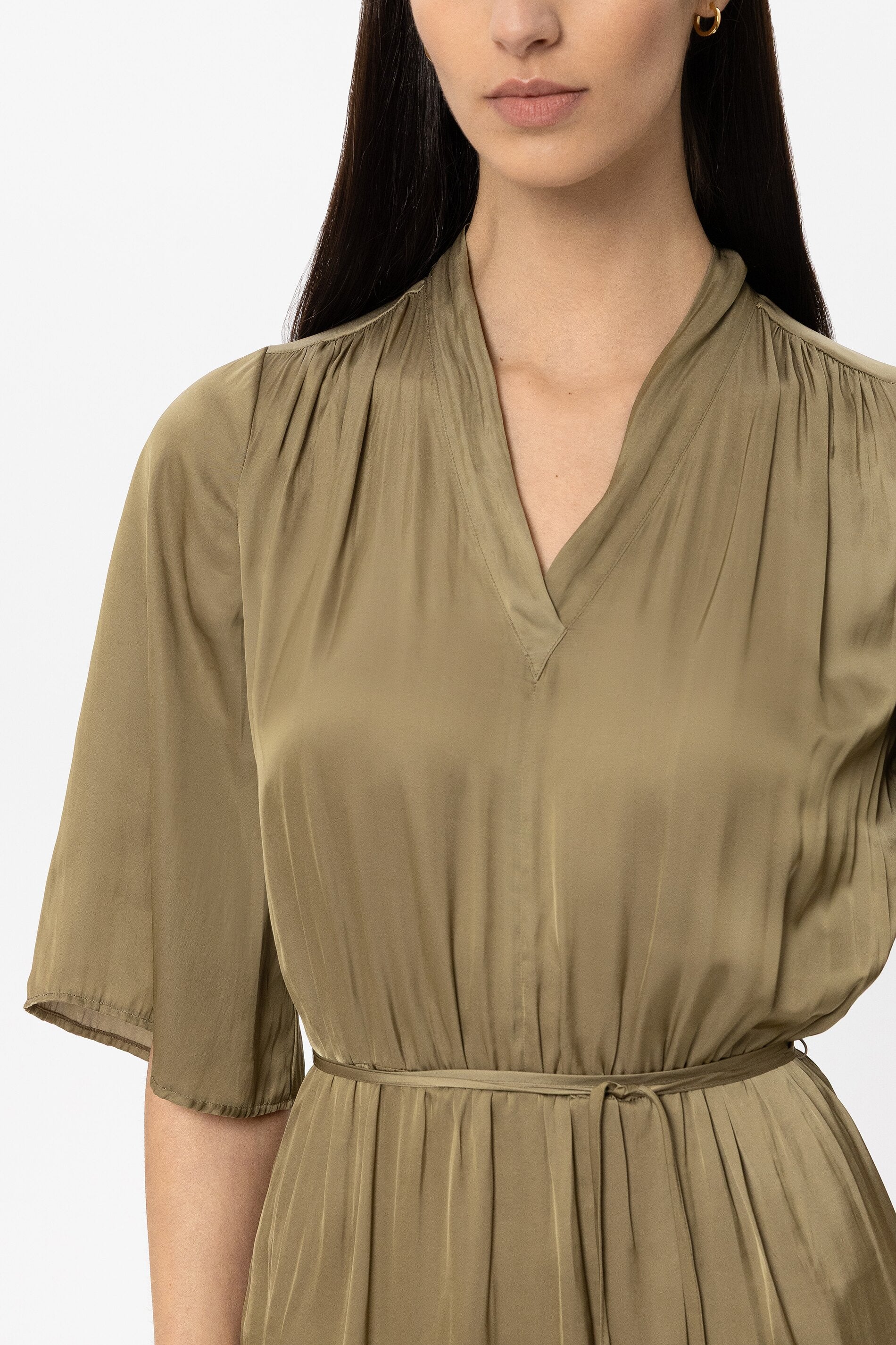 Satin-Kleid mit Saumvolants - salbei - Standard | Model Detail