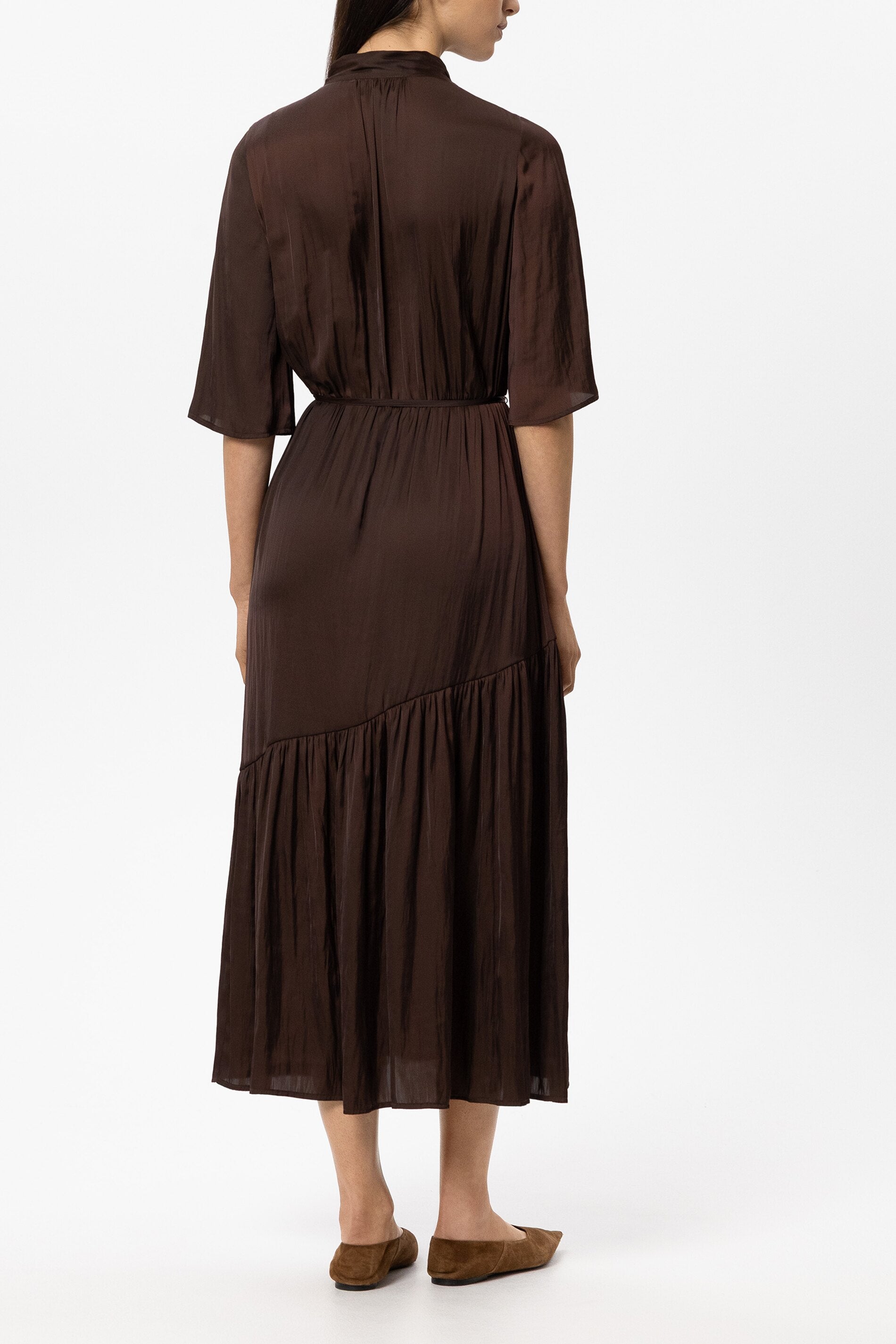 Satin-Kleid mit Saumvolants - marone - Standard | Model Rück