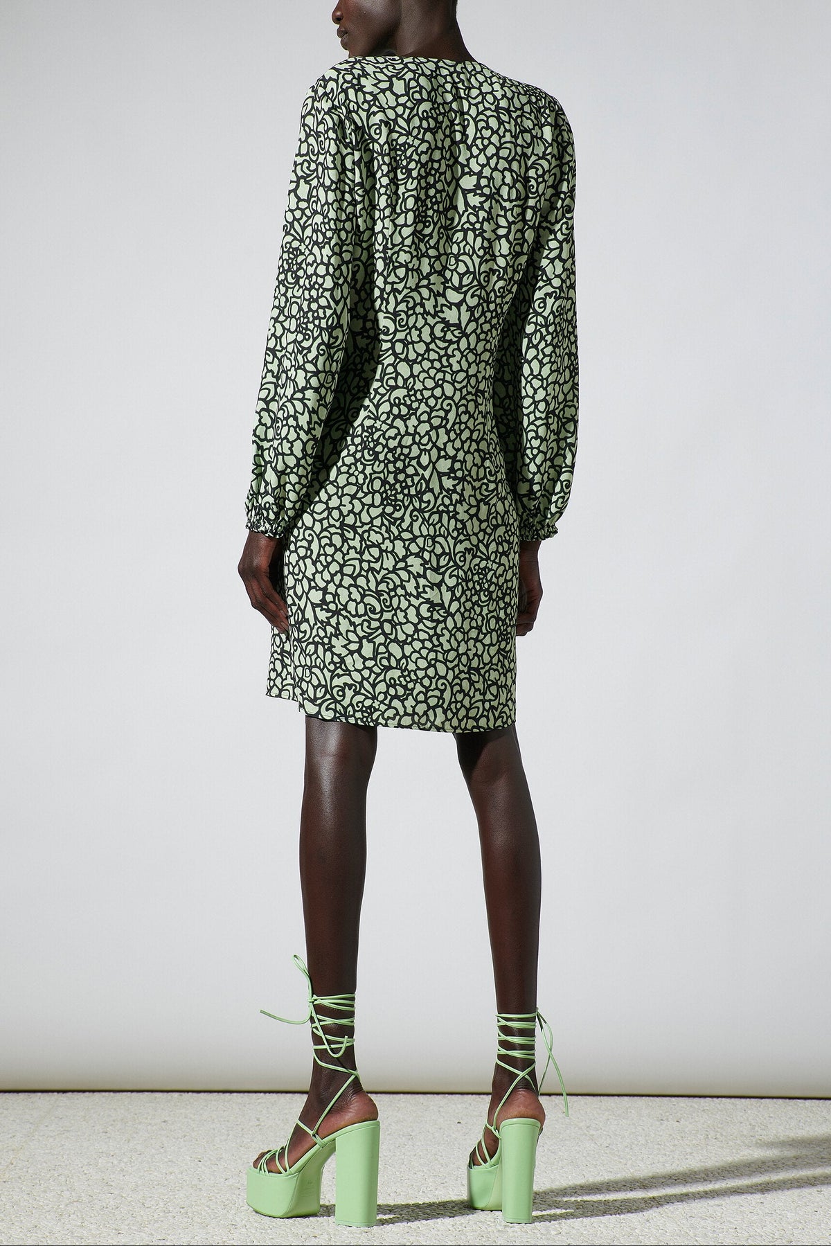 Minikleid mit Flower-Print - multi - Standard | Model Rück
