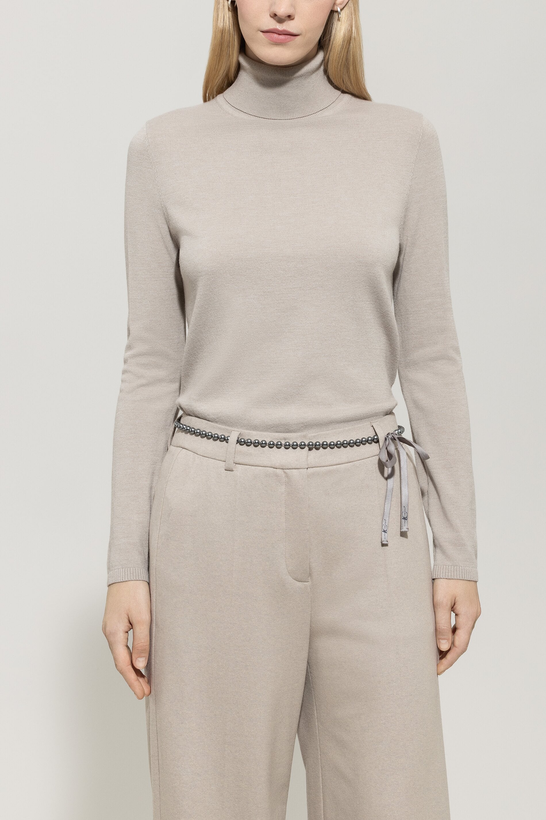 Band mit Schmuckperlen - urban grey - Standard | Model Front