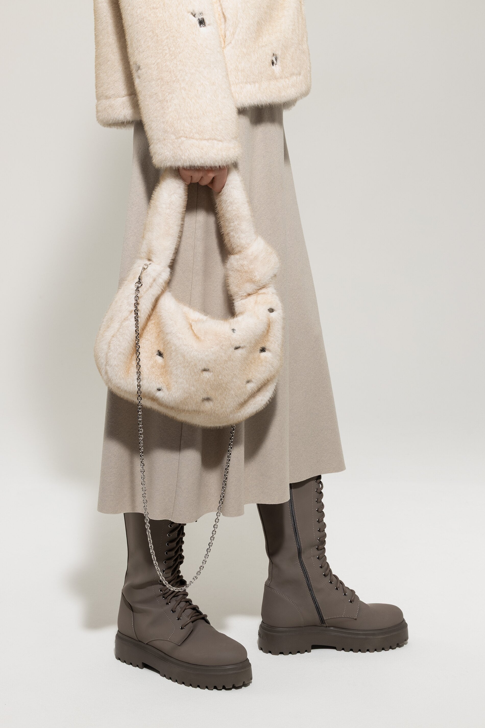 Tasche in Fell-Optik - cream - Standard | Model Front