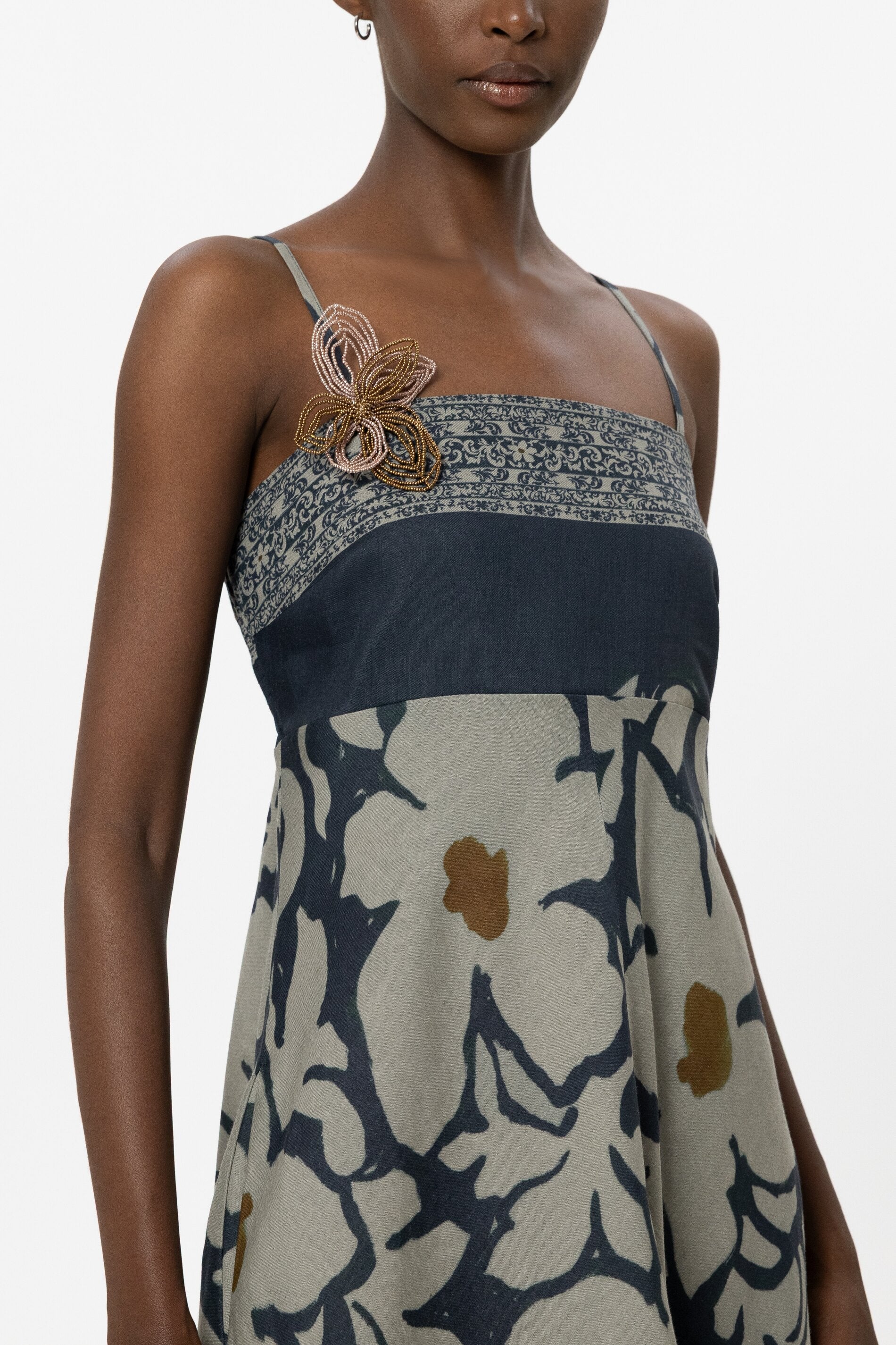 Blumen-Brosche - dark terracotta - Standard | Model Front